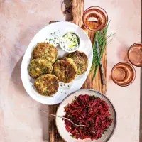 Cuketové placičky s halloumi a dipem